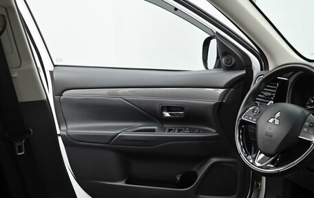 Mitsubishi Outlander III рестайлинг 3, 2020 год, 1 905 000 рублей, 12 фотография