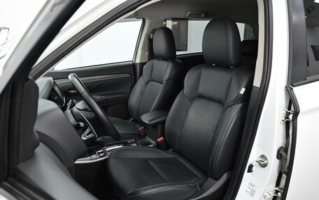 Mitsubishi Outlander III рестайлинг 3, 2020 год, 1 905 000 рублей, 13 фотография