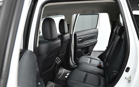 Mitsubishi Outlander III рестайлинг 3, 2020 год, 1 905 000 рублей, 14 фотография