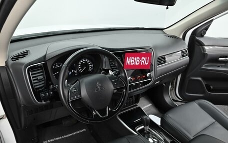 Mitsubishi Outlander III рестайлинг 3, 2020 год, 1 905 000 рублей, 6 фотография