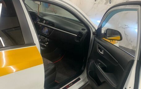 KIA Rio IV, 2018 год, 1 000 000 рублей, 10 фотография