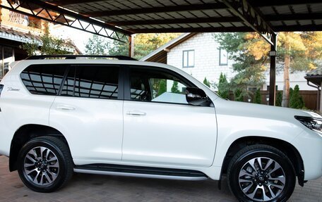 Toyota Land Cruiser Prado 150 рестайлинг 2, 2022 год, 7 000 000 рублей, 4 фотография