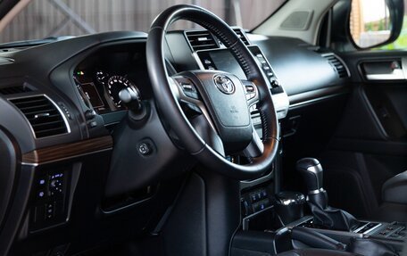 Toyota Land Cruiser Prado 150 рестайлинг 2, 2022 год, 7 000 000 рублей, 6 фотография