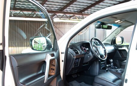 Toyota Land Cruiser Prado 150 рестайлинг 2, 2022 год, 7 000 000 рублей, 5 фотография