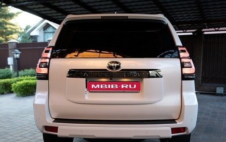 Toyota Land Cruiser Prado 150 рестайлинг 2, 2022 год, 7 000 000 рублей, 3 фотография
