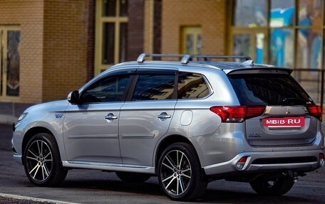 Mitsubishi Outlander III рестайлинг 3, 2017 год, 2 740 000 рублей, 4 фотография