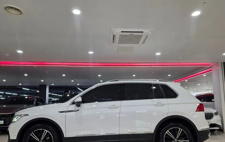 Volkswagen Tiguan II, 2022 год, 3 400 000 рублей, 3 фотография
