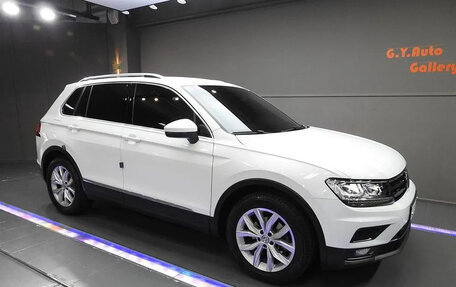 Volkswagen Tiguan II, 2019 год, 2 520 000 рублей, 2 фотография