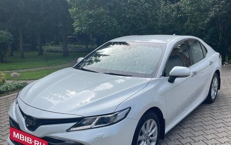 Toyota Camry, 2021 год, 3 200 000 рублей, 2 фотография