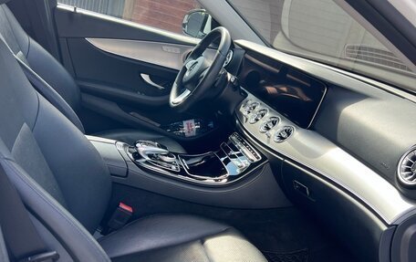 Mercedes-Benz E-Класс, 2017 год, 3 100 000 рублей, 14 фотография