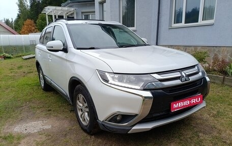 Mitsubishi Outlander III рестайлинг 3, 2016 год, 1 460 000 рублей, 2 фотография