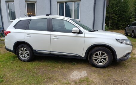 Mitsubishi Outlander III рестайлинг 3, 2016 год, 1 460 000 рублей, 3 фотография