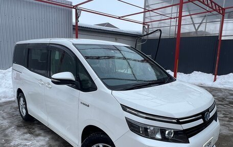 Toyota Voxy III, 2016 год, 1 990 000 рублей, 2 фотография