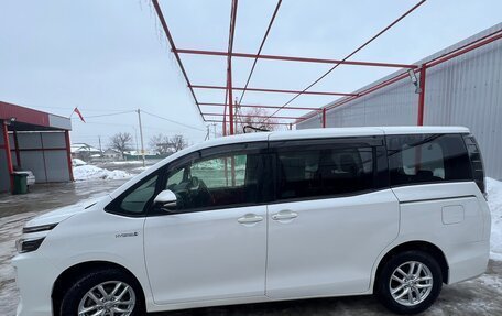 Toyota Voxy III, 2016 год, 1 990 000 рублей, 14 фотография