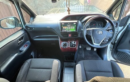 Toyota Voxy III, 2016 год, 1 990 000 рублей, 32 фотография
