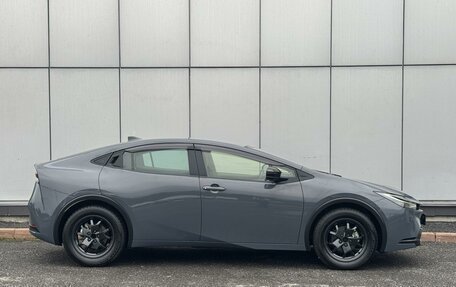 Toyota Prius IV XW50, 2023 год, 3 730 000 рублей, 5 фотография