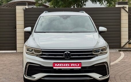 Volkswagen Tiguan II, 2021 год, 3 679 000 рублей, 2 фотография