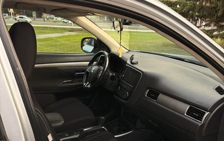 Mitsubishi Outlander III рестайлинг 3, 2016 год, 1 525 000 рублей, 10 фотография