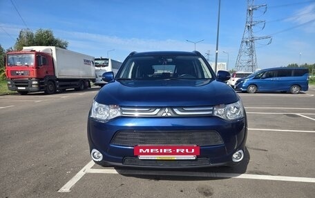 Mitsubishi Outlander III рестайлинг 3, 2013 год, 1 395 000 рублей, 2 фотография