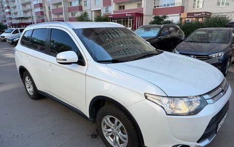 Mitsubishi Outlander III рестайлинг 3, 2014 год, 1 600 000 рублей, 2 фотография