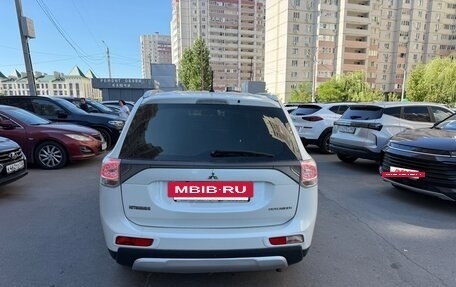 Mitsubishi Outlander III рестайлинг 3, 2014 год, 1 600 000 рублей, 4 фотография