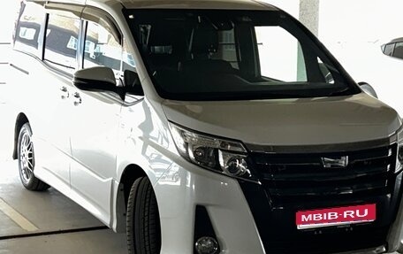 Toyota Noah III, 2016 год, 2 000 000 рублей, 1 фотография