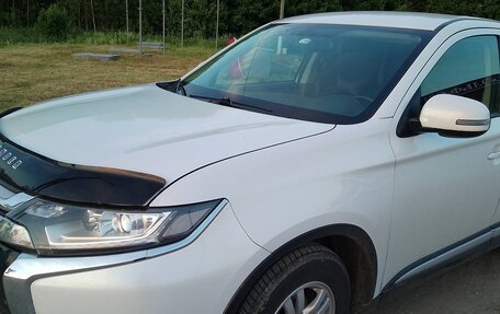 Mitsubishi Outlander III рестайлинг 3, 2017 год, 2 000 000 рублей, 5 фотография