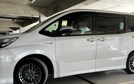 Toyota Noah III, 2016 год, 2 000 000 рублей, 4 фотография
