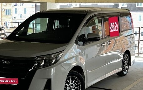 Toyota Noah III, 2016 год, 2 000 000 рублей, 3 фотография