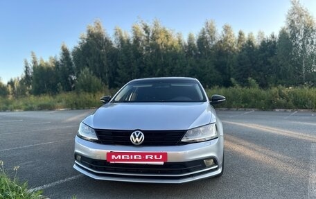 Volkswagen Jetta VI, 2015 год, 990 000 рублей, 2 фотография