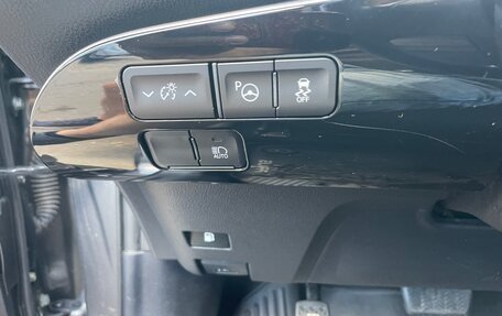 Toyota Prius IV XW50, 2020 год, 2 450 000 рублей, 11 фотография