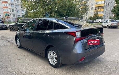 Toyota Prius IV XW50, 2020 год, 2 450 000 рублей, 6 фотография