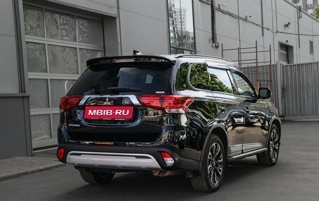 Mitsubishi Outlander III рестайлинг 3, 2021 год, 2 890 000 рублей, 4 фотография