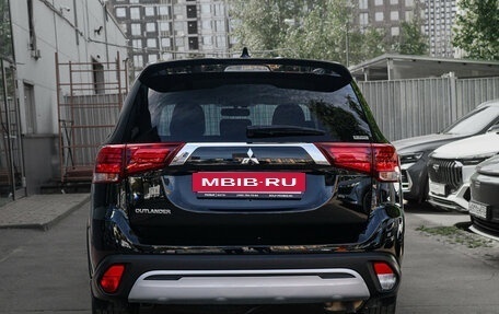 Mitsubishi Outlander III рестайлинг 3, 2021 год, 2 890 000 рублей, 5 фотография