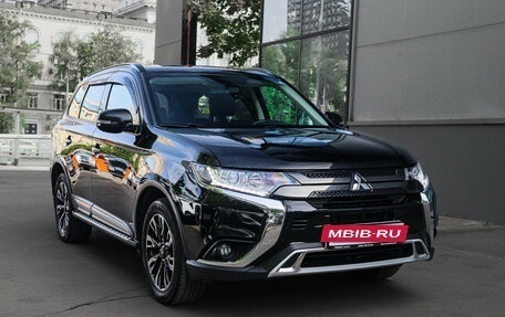 Mitsubishi Outlander III рестайлинг 3, 2021 год, 2 890 000 рублей, 3 фотография