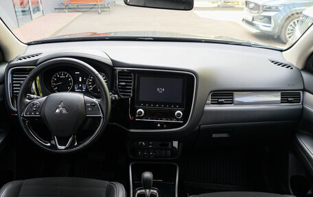Mitsubishi Outlander III рестайлинг 3, 2021 год, 2 890 000 рублей, 9 фотография