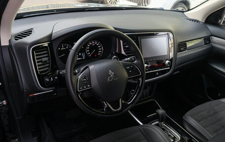 Mitsubishi Outlander III рестайлинг 3, 2021 год, 2 890 000 рублей, 12 фотография