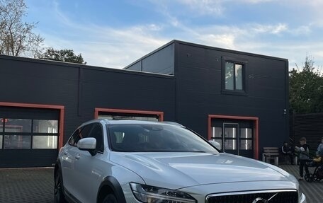 Volvo V90 Cross Country I рестайлинг, 2018 год, 3 650 000 рублей, 1 фотография