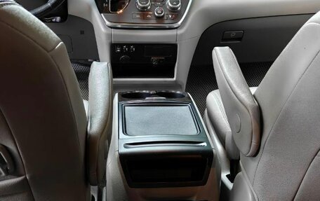 Toyota Sienna III, 2017 год, 2 848 000 рублей, 10 фотография