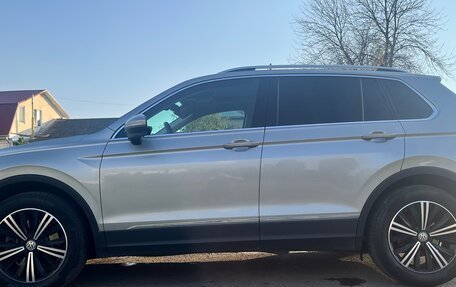 Volkswagen Tiguan II, 2018 год, 2 900 000 рублей, 2 фотография