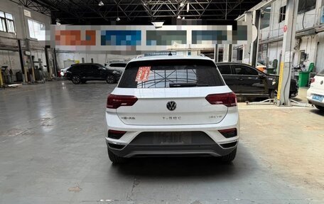 Volkswagen T-Roc I, 2021 год, 1 630 000 рублей, 2 фотография