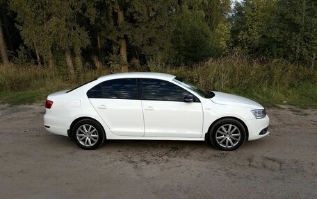 Volkswagen Jetta VI, 2013 год, 1 000 130 рублей, 2 фотография