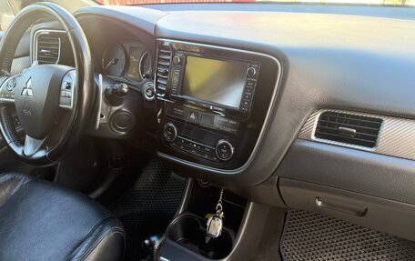 Mitsubishi Outlander III рестайлинг 3, 2013 год, 1 650 000 рублей, 10 фотография