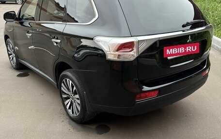 Mitsubishi Outlander III рестайлинг 3, 2013 год, 1 790 000 рублей, 4 фотография