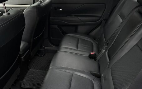 Mitsubishi Outlander III рестайлинг 3, 2013 год, 1 790 000 рублей, 10 фотография