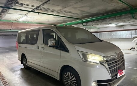 Toyota HiAce H300, 2022 год, 8 490 000 рублей, 4 фотография