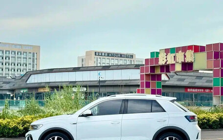 Volkswagen T-Roc I, 2023 год, 1 450 001 рублей, 3 фотография
