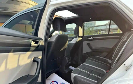 Volkswagen T-Roc I, 2023 год, 1 450 001 рублей, 8 фотография