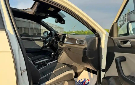 Volkswagen T-Roc I, 2023 год, 1 450 001 рублей, 10 фотография