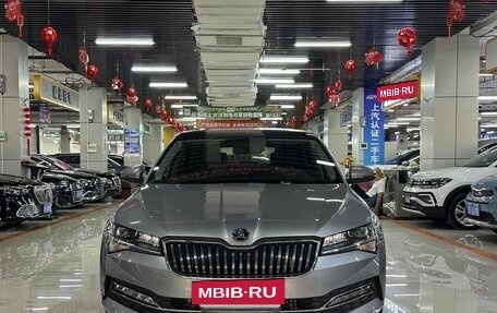 Skoda Superb III рестайлинг, 2023 год, 1 880 000 рублей, 2 фотография
